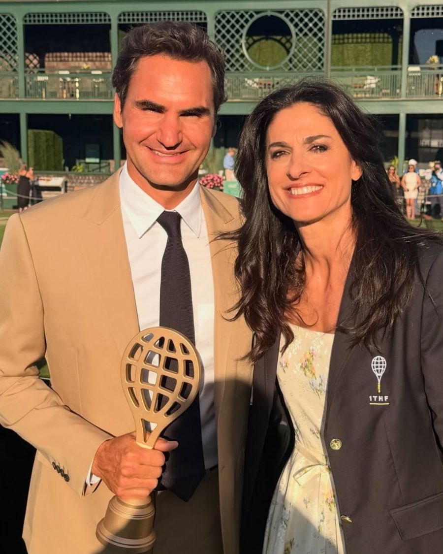 Gabriela Sabatini junto a leyendas del tenis