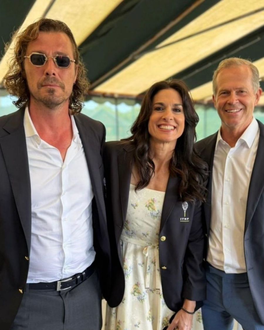 Gabriela Sabatini junto a leyendas del tenis