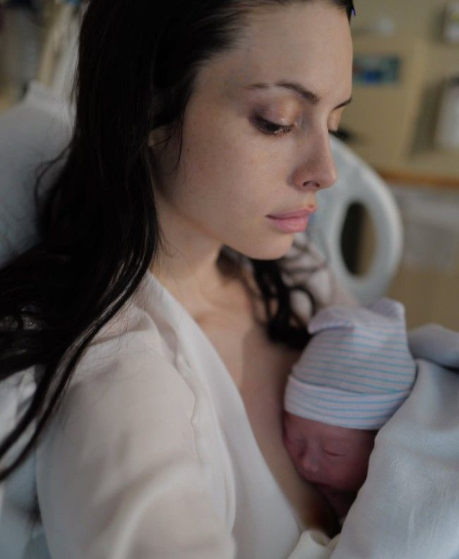 Charlotte Kemp Muhl y su hijo Aurelius 