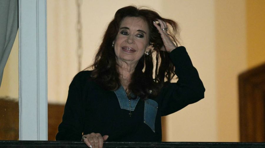Cristina Kirchner saludando desde el balcón