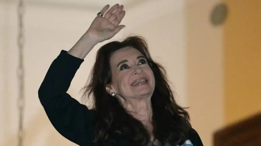 Cristina Kirchner saludando desde el balcón