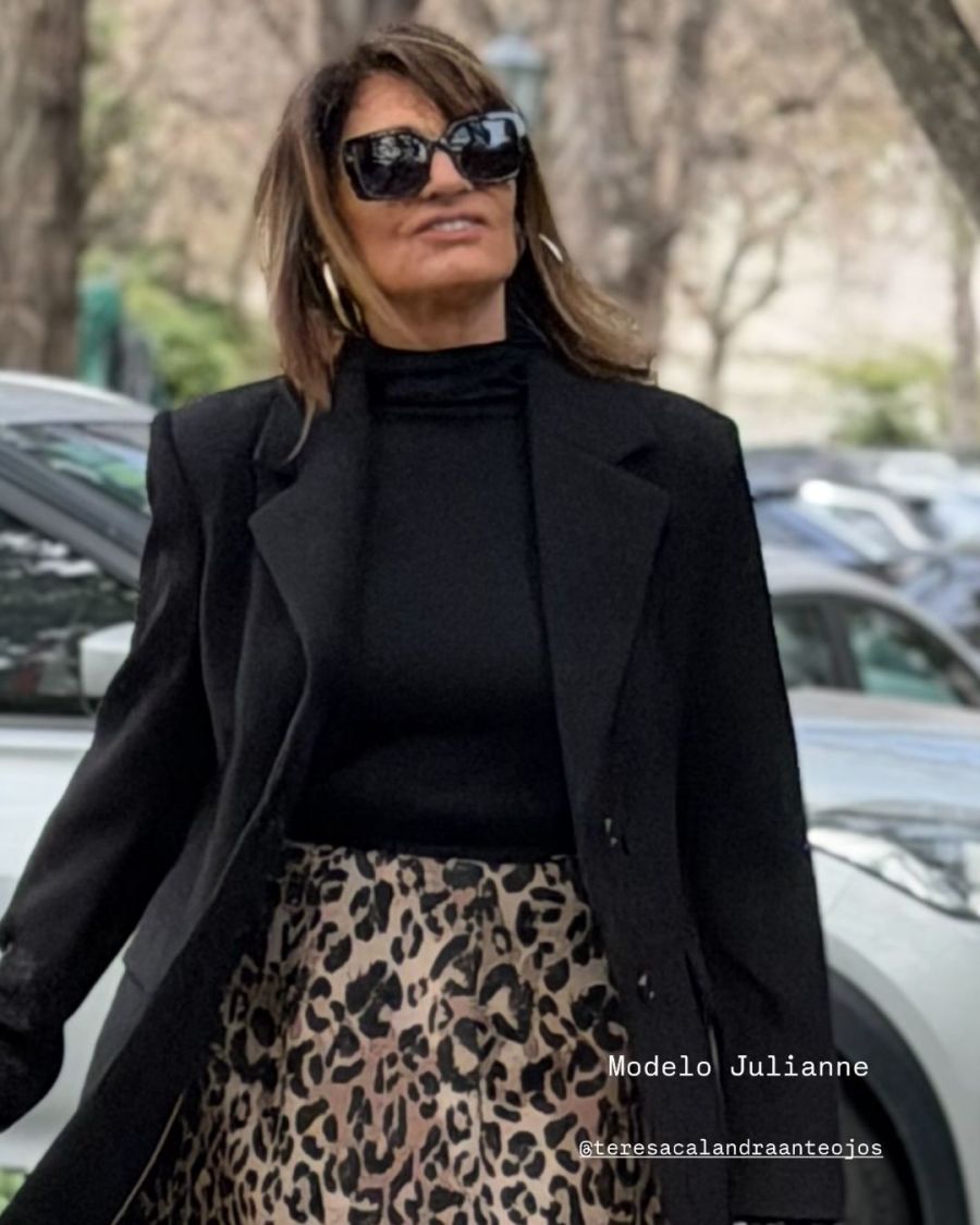 El look de Teresa Calandra con falda animal print