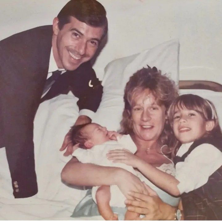 María Valenzuela y Juan Carlos Mendizábal con sus hijos