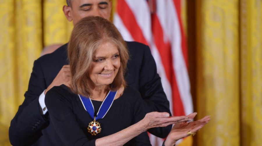 Barack Obama entrega la Medalla Presidencial de la Libertad a la activista por los derechos de las mujeres Gloria Steinem el 20 de noviembre de 2013