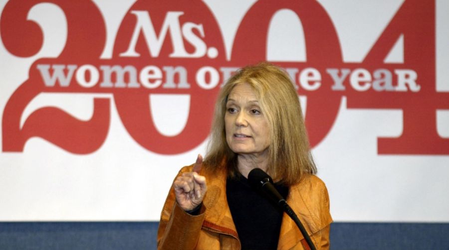 Gloria Steinem, editora cofundadora de la revista Ms., el 6 de diciembre de 2004 durante un desayuno de entrega de premios para las ganadoras del premio Mujer del Año 2004