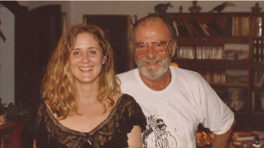 Verónica Llinás junto a su padre, el escritor Julio Llinás