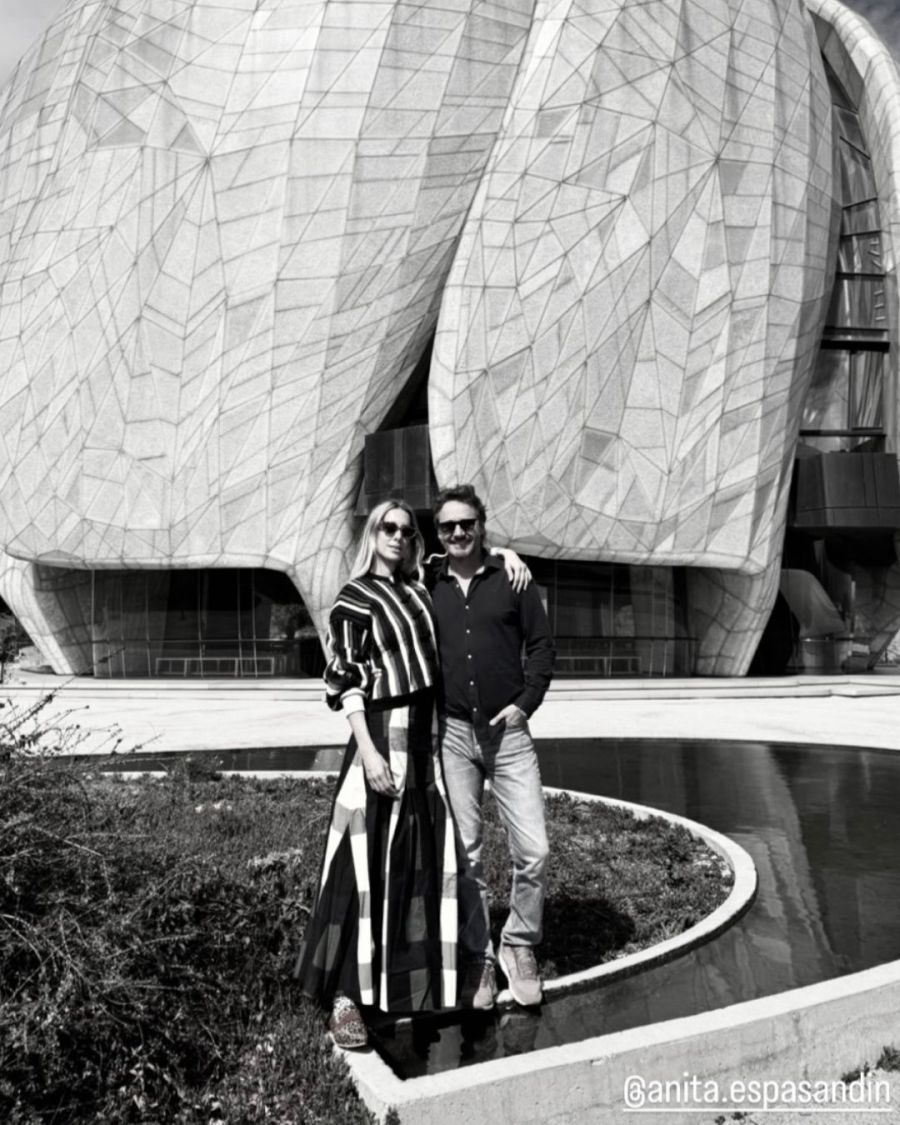 El look oversize de Anita Espasandin, pareja de Benjamín Vicuña