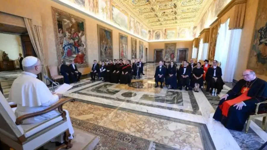 El Papa: “El valor de la educación se mide en función de la dignidad humana”