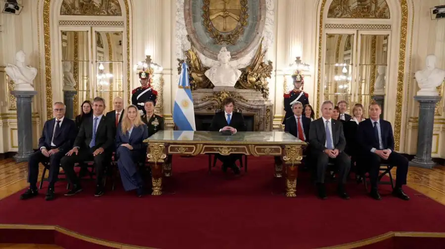 Cadena por malvinas. Milei y el gabinete protagonizaron el mensaje; el Presidente junto a la funcionaria de EE.UU.; Presti y el disurso autografiado.