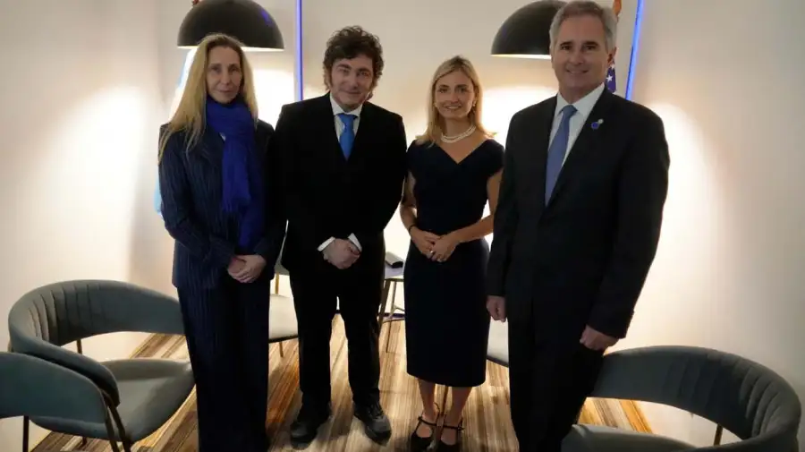 Cadena por malvinas. Milei y el gabinete protagonizaron el mensaje; el Presidente junto a la funcionaria de EE.UU.; Presti y el disurso autografiado.