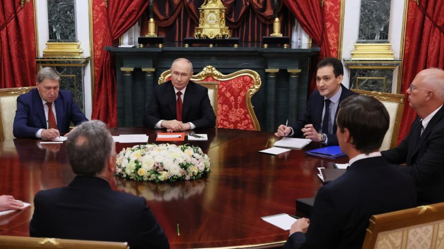 El presidente ruso, Vladímir Putin, asiste a una reunión con el yerno de Trump, Jared Kushner, y el enviado presidencial de EE. UU., Steve Witkoff, en el Kremlin de Moscú