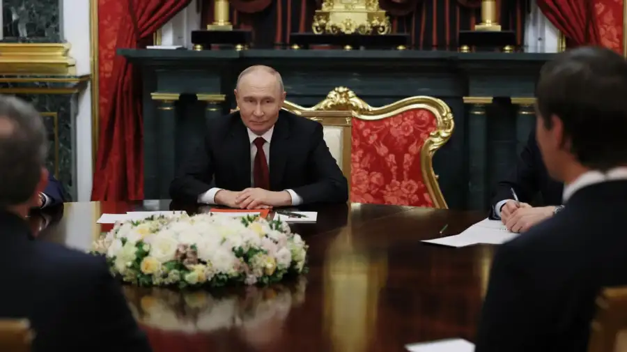El presidente ruso, Vladímir Putin, asiste a una reunión con el yerno de Trump, Jared Kushner, y el enviado presidencial de EE. UU., Steve Witkoff, en el Kremlin de Moscú