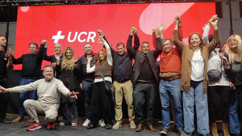 Jure flanqueado por sus socios de Más Radicalismo
