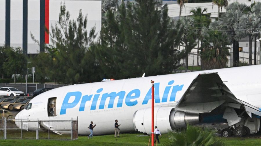 Avión de carga se sale de la pista en Miami