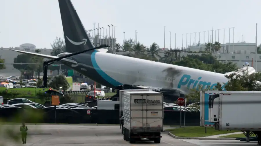 Avión de carga se sale de la pista en Miami