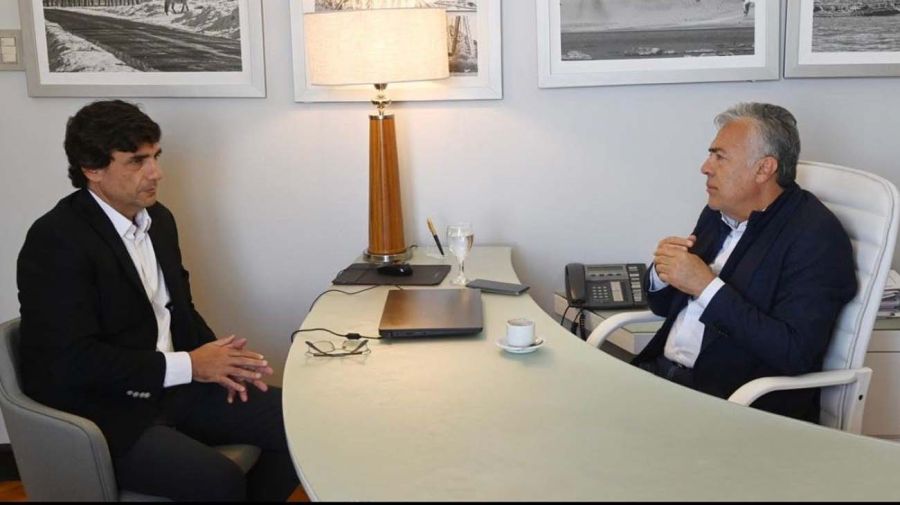En campaña. El exministro de Economía, Hernán Lacunza viajó a Mendoza para reunirse con Alfredo Cornejo, tras el aval de Macri. 