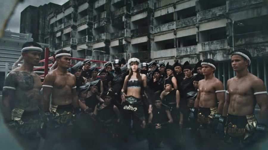 Lisa y los luchadores de muay thai en SaWaDiKa