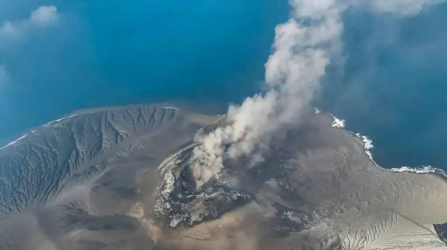 Miles de vuelos afectados y ocho aeropuertos cerrados por la erupción del volcán Krakatoa en Indonesia