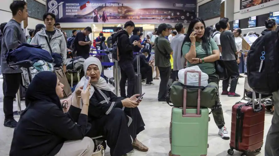 Miles de vuelos afectados y ocho aeropuertos cerrados por la erupción del volcán Krakatoa en Indonesia