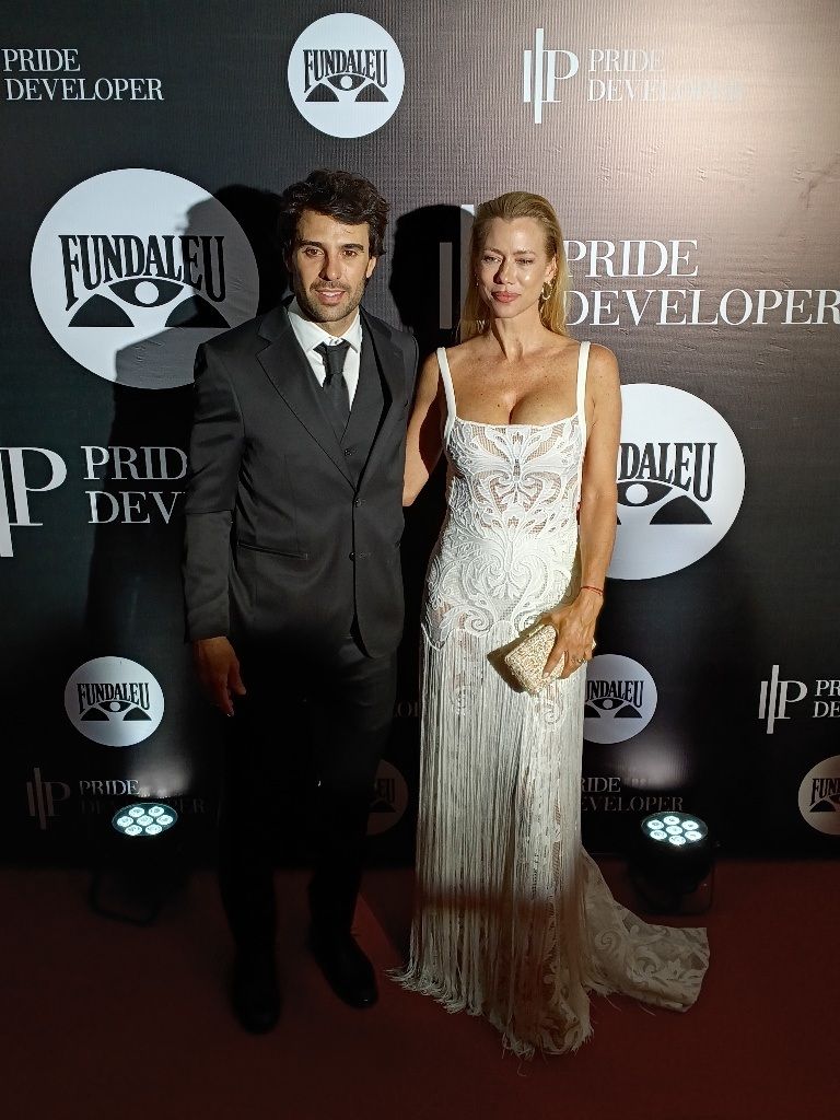 Nicole Neumann y Manu Urcera en la gala de Fundaleu