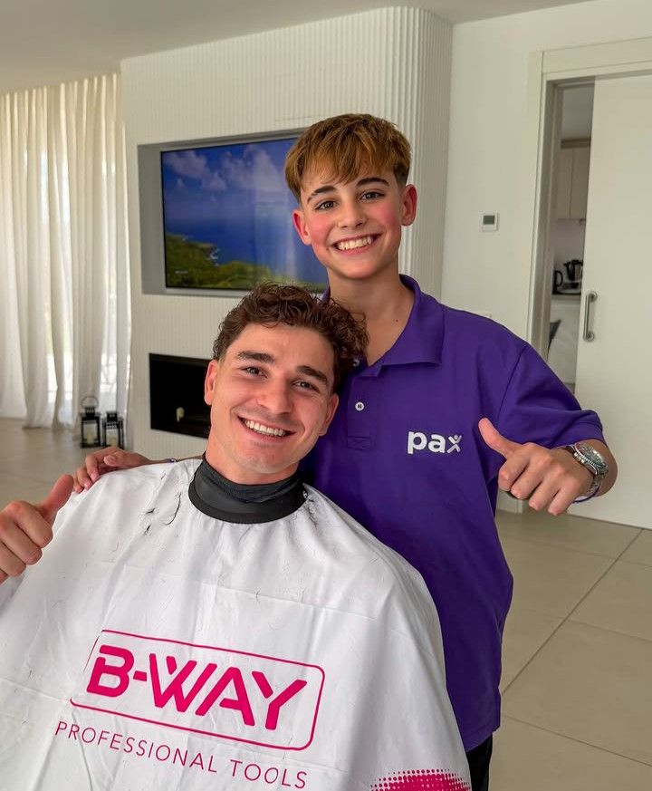 Julián Álvarez cortándose el pelo con Gael Bajo