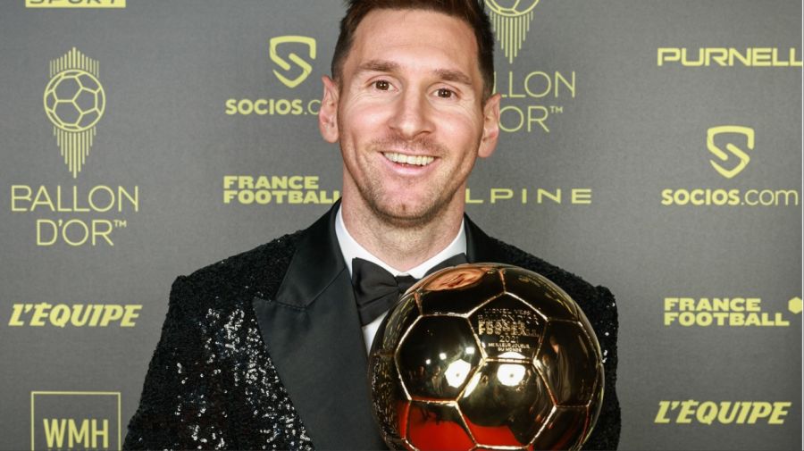 Lionel Messi con el Balón de Oro
