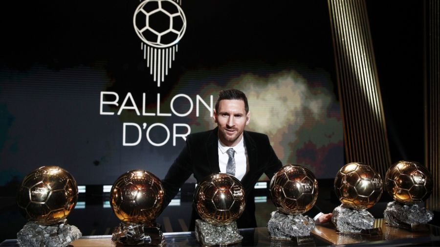 Lionel Messi con el Balón de Oro