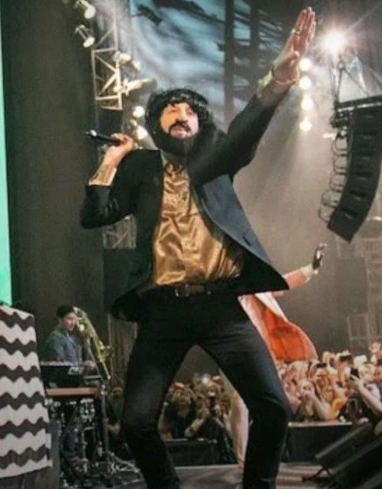 Macklemore, disfrazado, actúa en la exposición Spectacle The Music Video en el Museo EMP, el 16 de mayo de 2014, en Seattle.