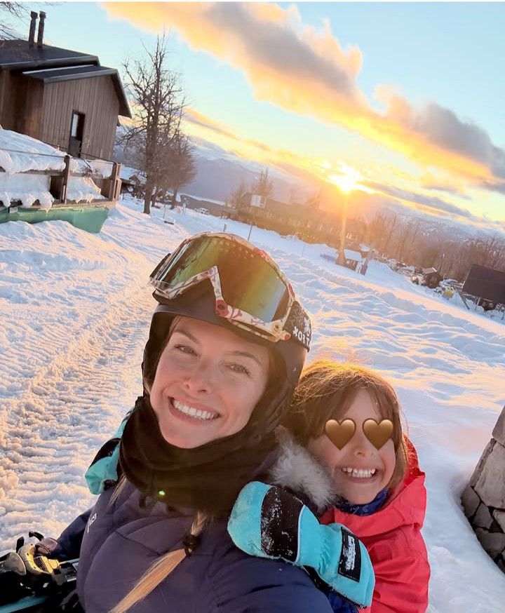 Sofía Zamolo junto a su hija California en San Martín de Los Andes