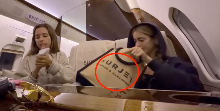 Tini en el avión de Scatturice