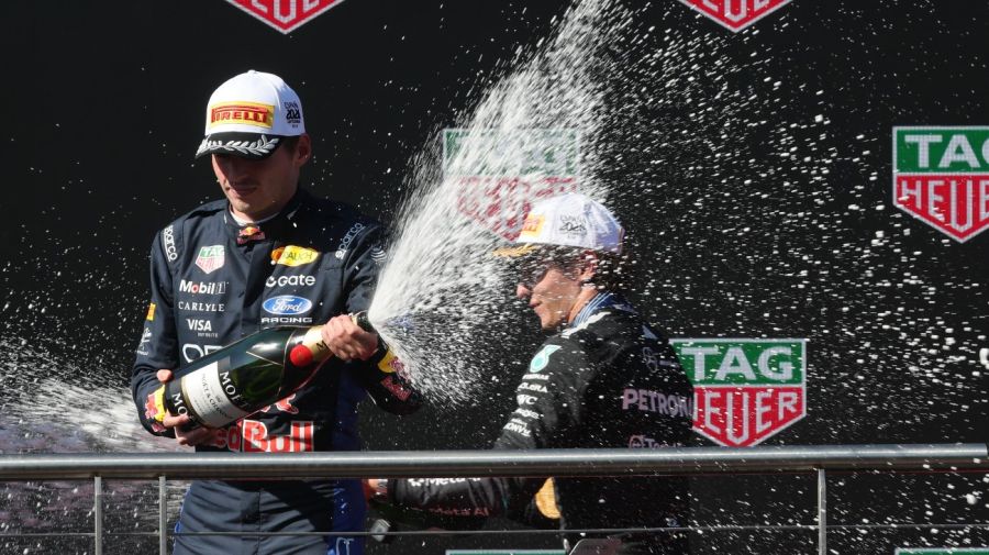 El piloto italiano de Mercedes, Kimi Antonelli (derecha), ganador de la carrera, y el piloto holandés de Red Bull Racing, Max Verstappen, que quedó en segundo lugar en el Gran Premio de Fórmula 1 de España