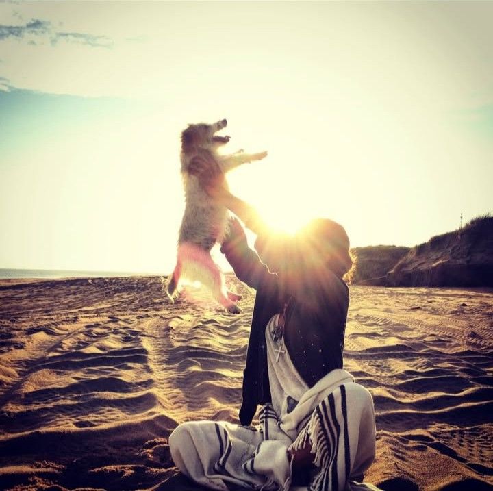 Cande Tinelli junto a su perra Linda