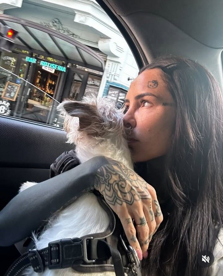 Cande Tinelli junto a su perra Linda