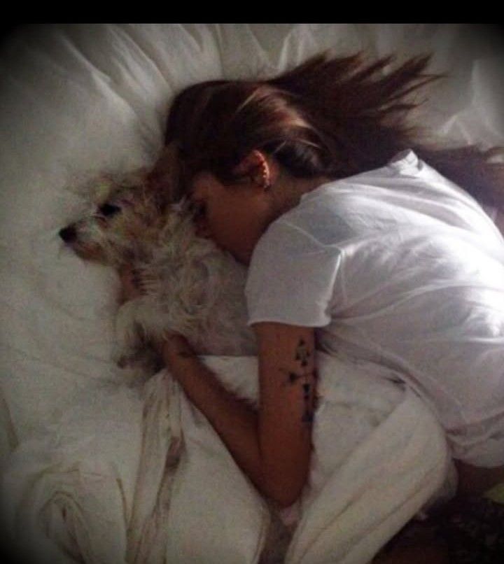 Cande Tinelli junto a su perra Linda