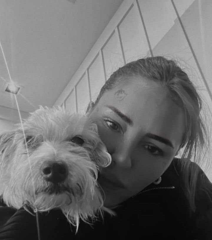 Cande Tinelli junto a su perra Linda