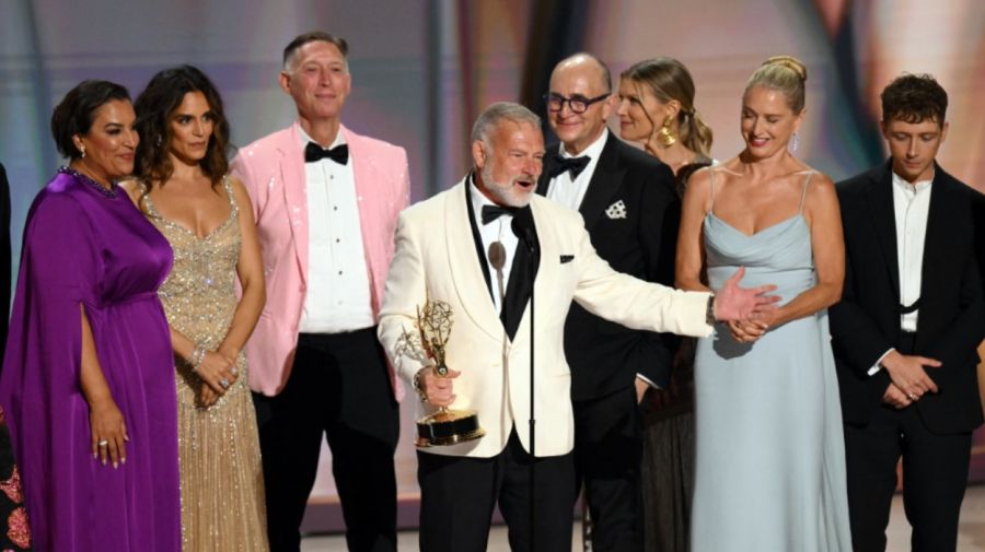 El escritor canadiense R. Scott Gemmill y el elenco reciben el premio a la Mejor Serie Dramática por «The Pitt» en el escenario durante la 78.ª edición de los Premios Primetime Emmy