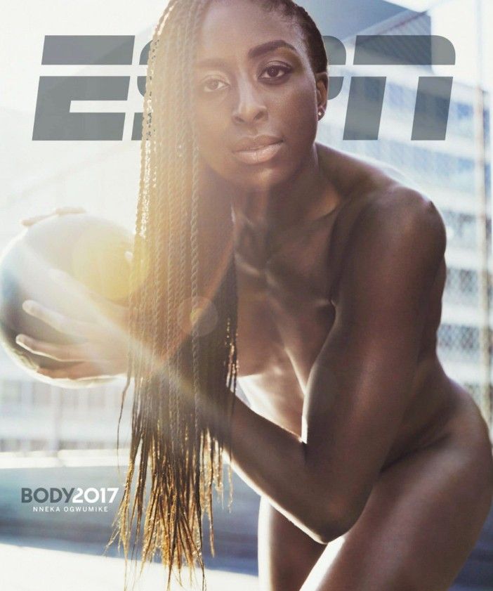 la jugadora de baloncesto de la WNBA Nneka Ogwumike en la portada de la edición especial The Body Issue de ESPN del año 2017