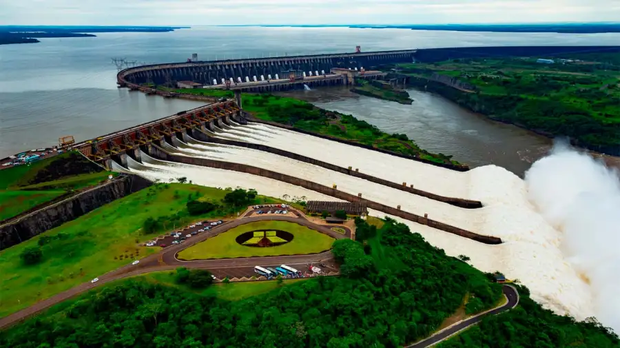 La represa binacional Itaipú abrió sus compuertas