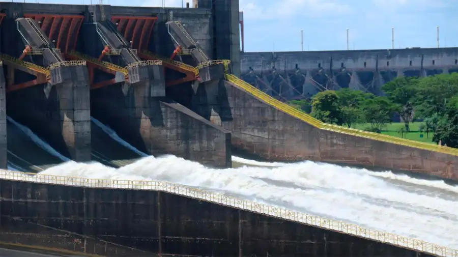La represa binacional Itaipú abrió sus compuertas