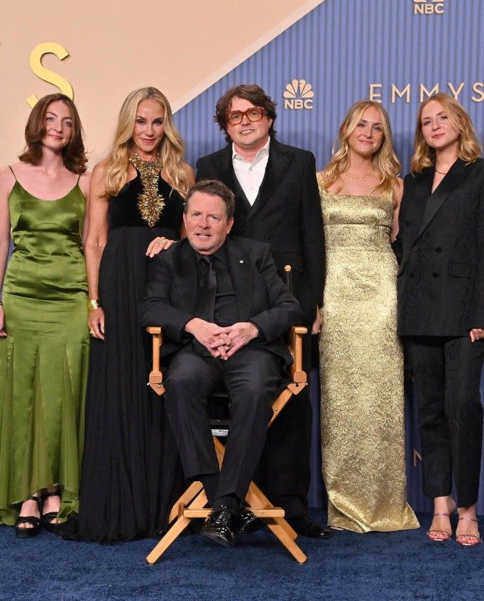 Michael J. Fox con su esposa e hijos en los Premios Emmy 2026