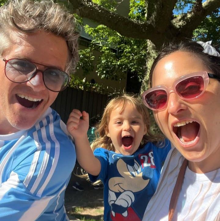 Mike Amigorena y Sofía Vitola con su hija Miel