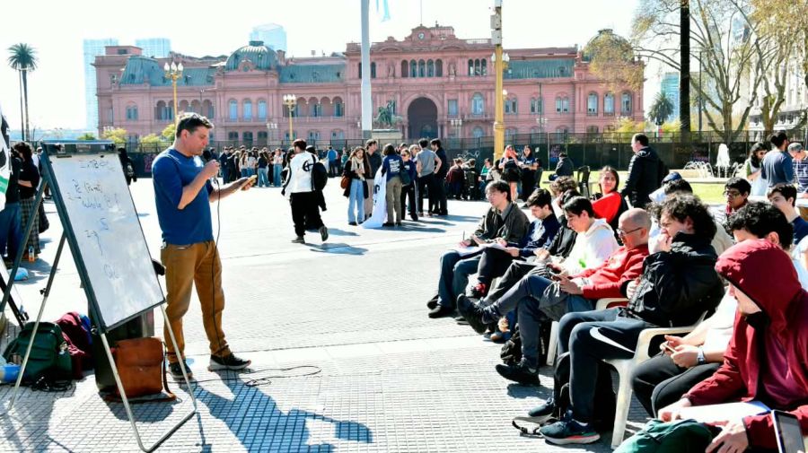 Universidades, clases públicas en Plaza de Mayo