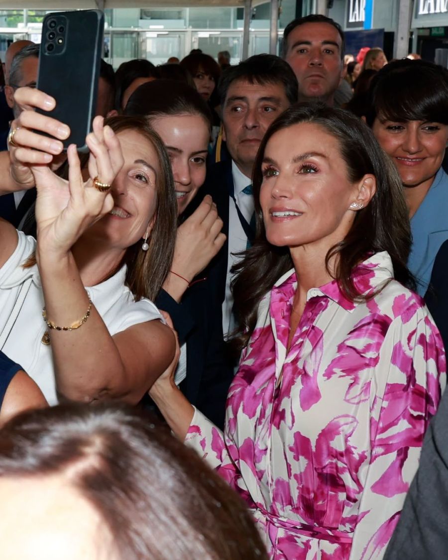 La reina Letizia Ortiz apostó por el vestido floral que es tendencia