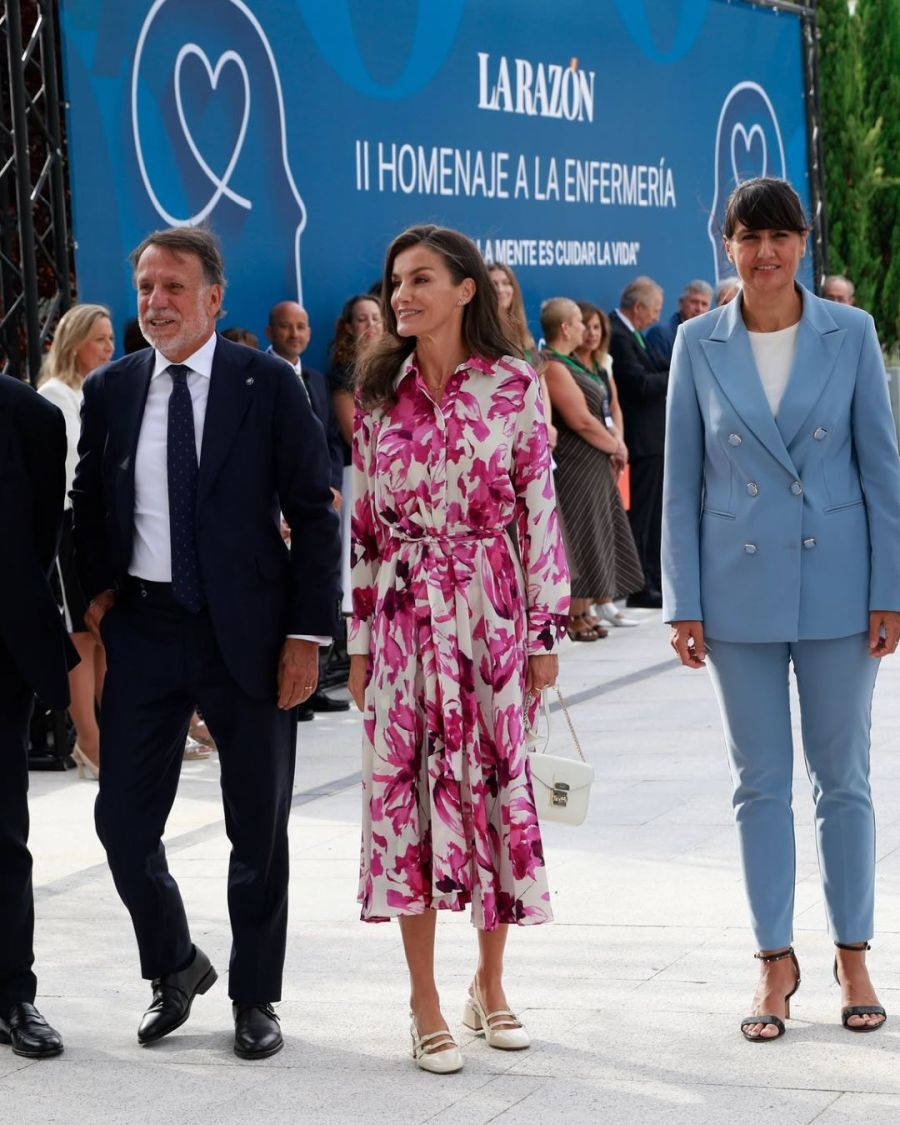 La reina Letizia Ortiz apostó por el vestido floral que es tendencia