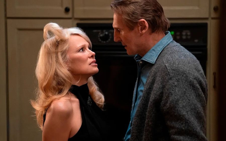 Pamela Anderson y Liam Neeson