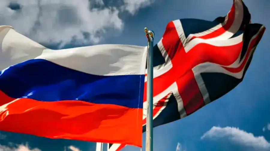 Banderas del Reino Unido y Rusia