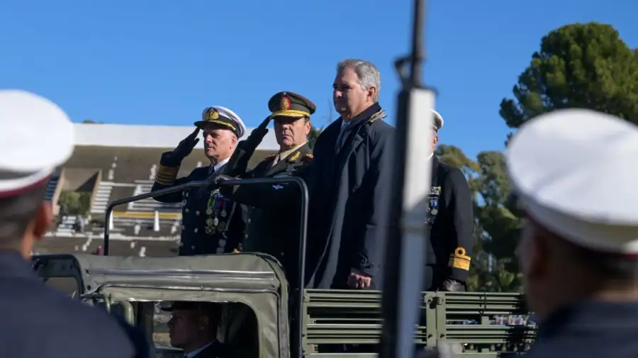 El Jefe del Estado Mayor General de la Armada Argentina, el Almirante Juan Carlos Romay, se enteró de la denuncia mientras estaba de visita en Paraguay, a raíz del día de la Armada de ese país.