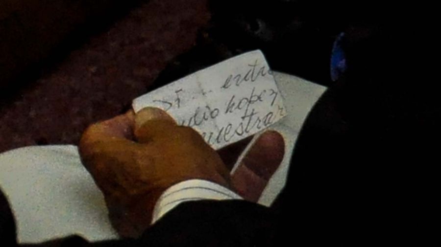 Etchecolatz con un pequeño papel que decía: “Jorge Julio López” (Leo Vaca)