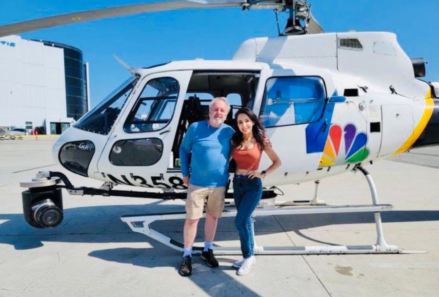 La reportera latina Eliana Moreno y el piloto George Marciniw