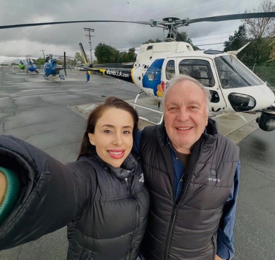 La reportera latina Eliana Moreno y el piloto George Marciniw